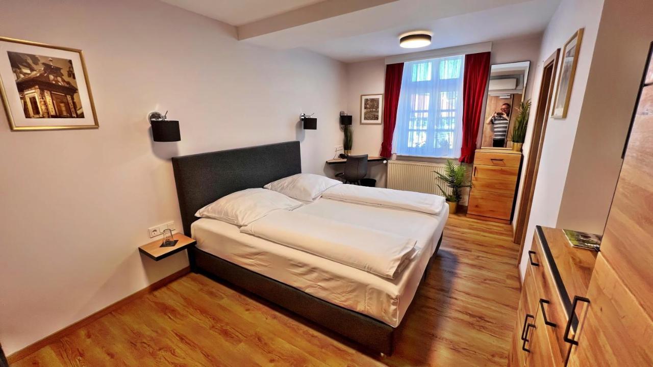 Hotel Zu Den Drei Kronen Seligenstadt Exterior photo
