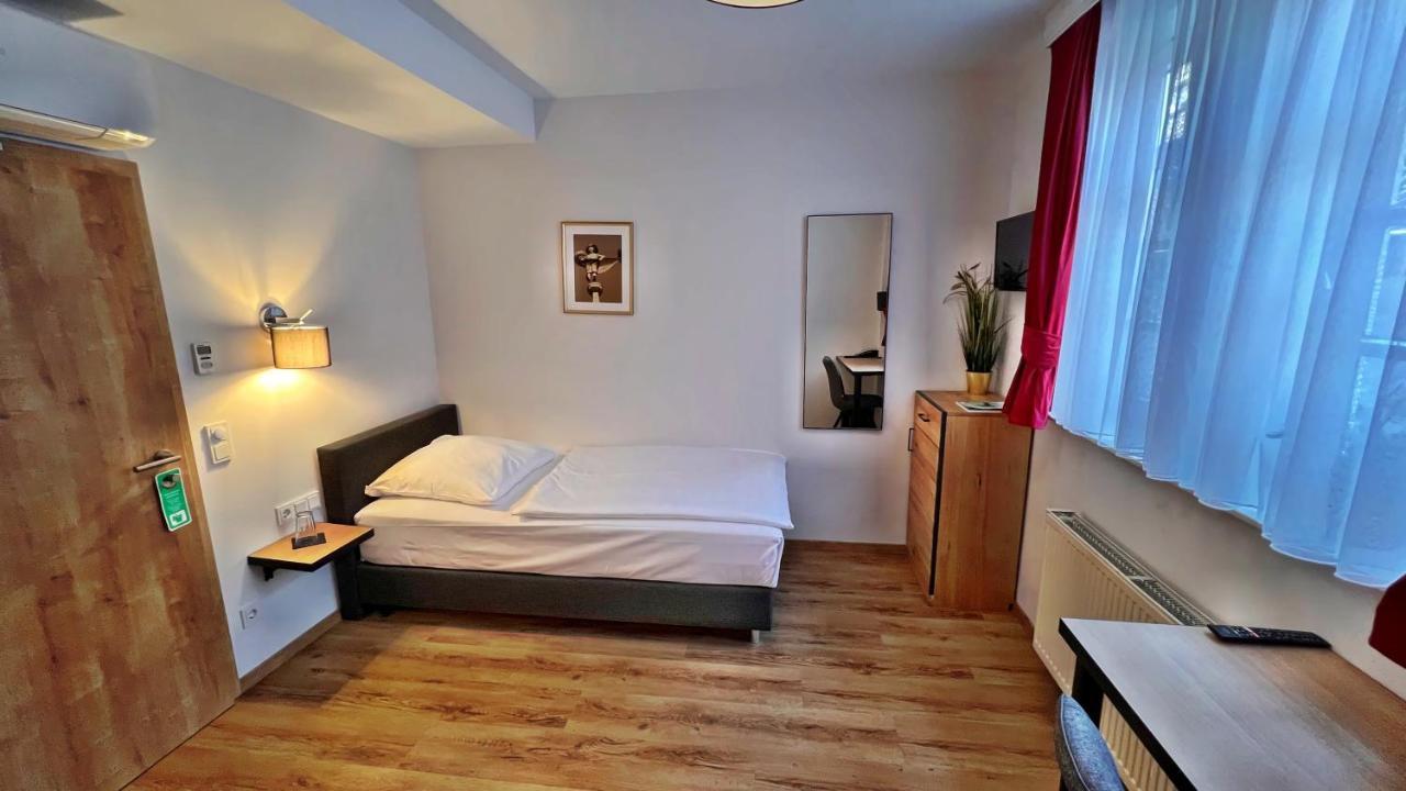 Hotel Zu Den Drei Kronen Seligenstadt Exterior photo