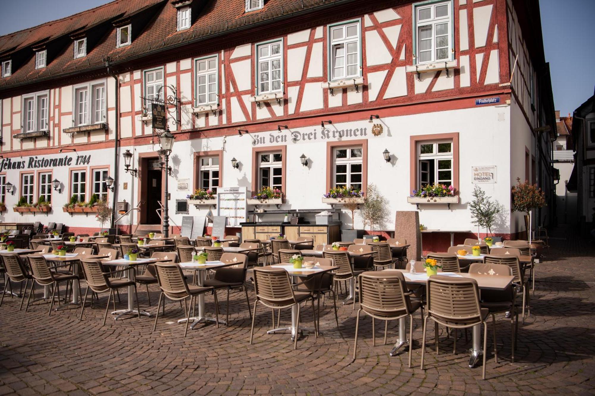 Hotel Zu Den Drei Kronen Seligenstadt Exterior photo